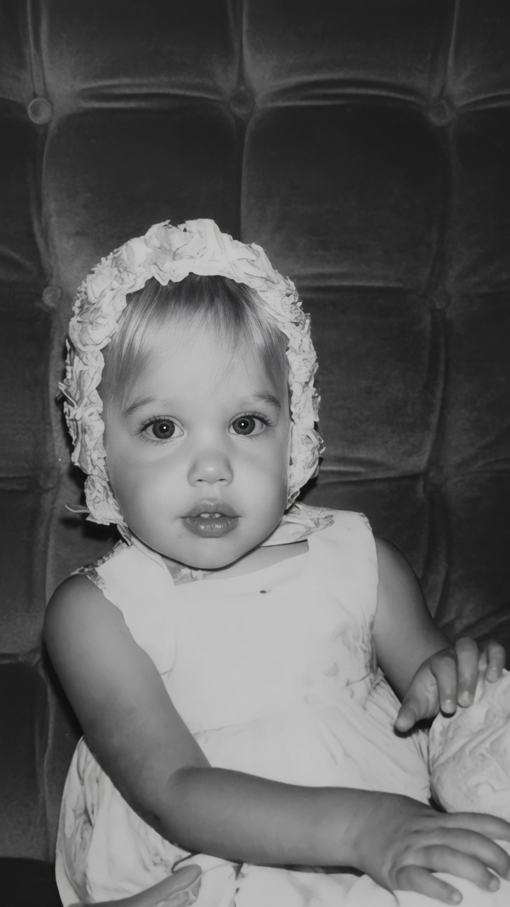 Her Dad Abandoned Her Mom When She Was Only 1-Years-Old But Today She’s One Of The Most Beautiful Women On Earth