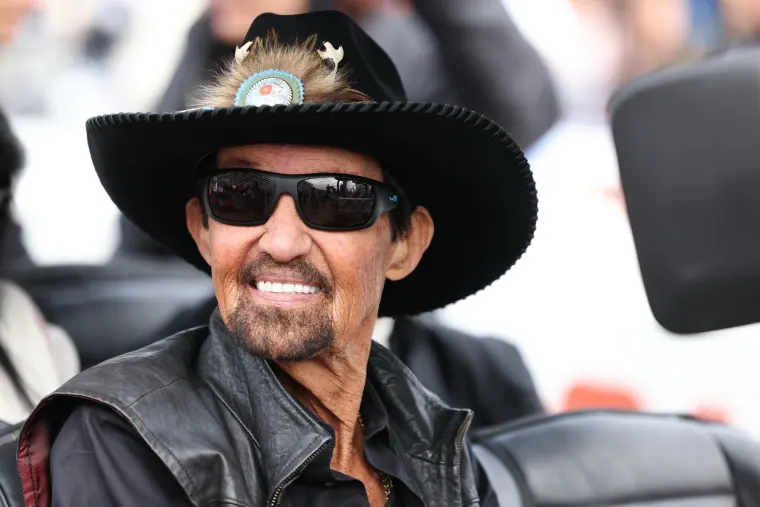 😢 SAD NEWS: We extend our deepest condolences to NASCAR legend Richard Petty(88) at this time. Read more in the first comment. 👇