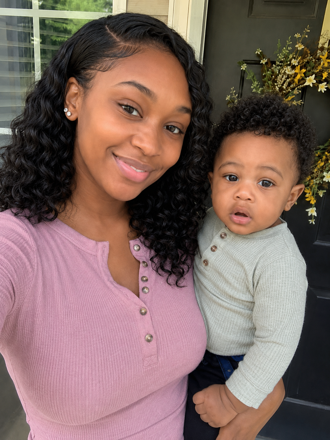 I GOT PREGNANT AT 15, AND WHEN MY PARENTS FOUND OUT, THEY CHASED ME AWAY AND SAID, “YOU DISGRACED OUR FAMILY. STARTING TODAY, YOU’RE NOT OUR DAUGHTER ANYMORE.” TWENTY YEARS LATER, I WENT BACK KNOCKING ON THEIR DOOR… AND I DISCOVERED A SECRET THAT PARALYZED ME WITH AMAZEMENT.