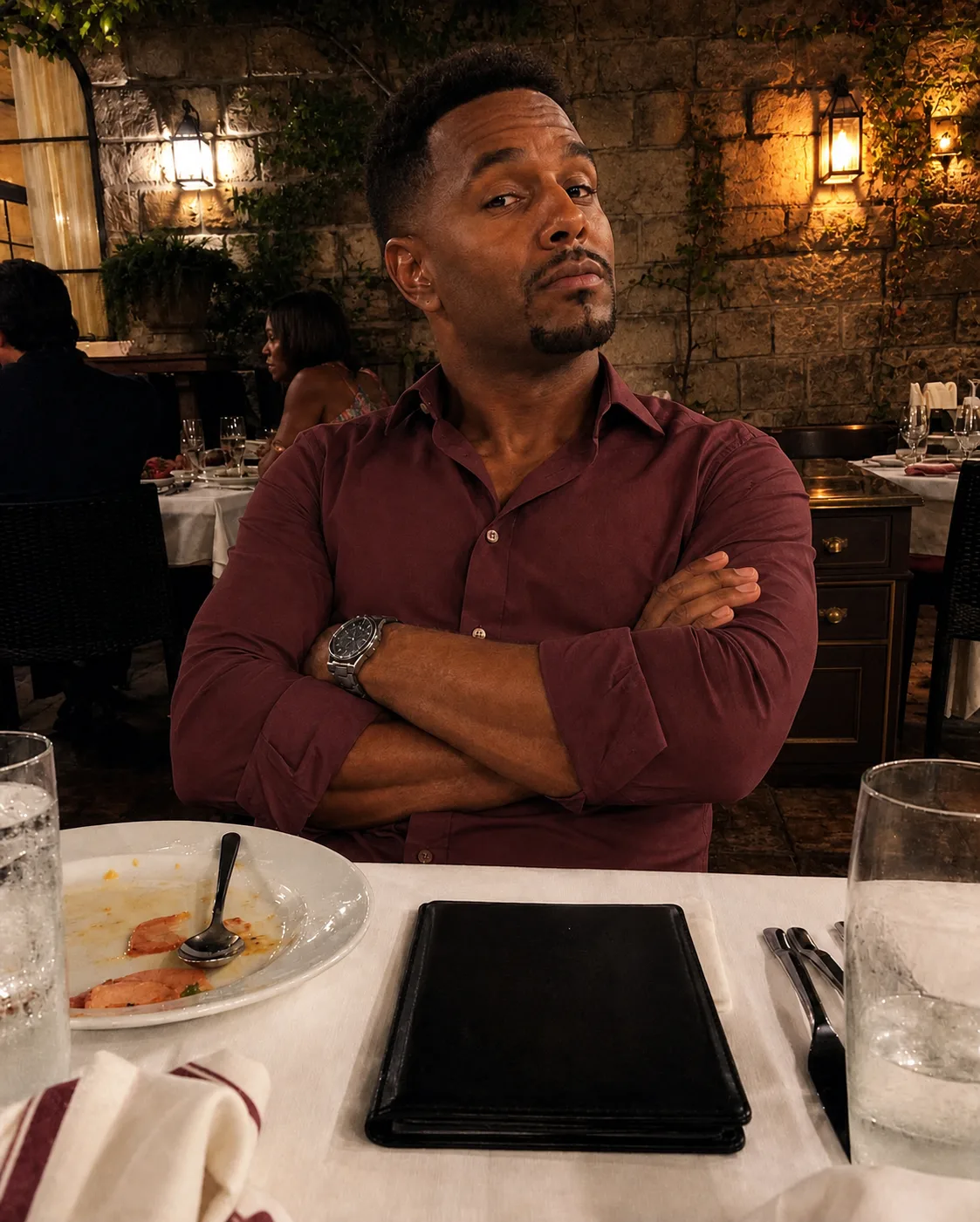 My date spent the entire evening acting like the richest man in the room, but when the bill landed he just crossed his arms and waited for me to pay — and then the front door opened.