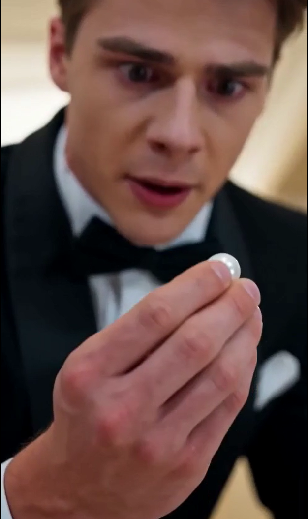 Everyone Laughed at the Discounted Necklace… Until the Rich Man Realized the Pearl