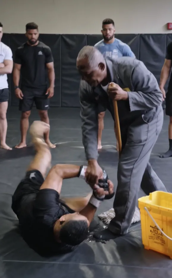 THE MMA INSTRUCTOR MOCKED THE OLD JANITOR AS AN EASY TARGET—ONE FINGER LATER, HE WAS ON HIS KNEES, BEGGING TO KNOW WHO THE OLD MAN REALLY WAS