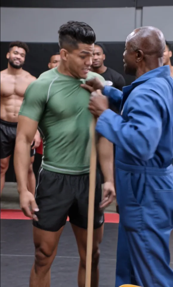 THE MMA INSTRUCTOR MOCKED AN OLD JANITOR Until One Finger Movement Put Him on His Knees and Revealed a Legend Nobody Expected