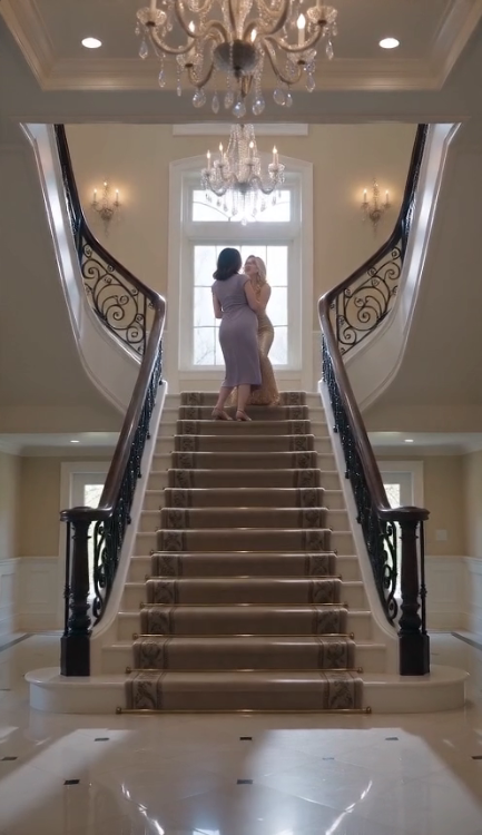THE MISTRESS PUSHED THE PREGNANT WIFE DOWN THE GRAND STAIRCASE — BUT SHE HAD NO IDEA THE WOMAN WAS ALREADY ONE STEP AHEAD.
