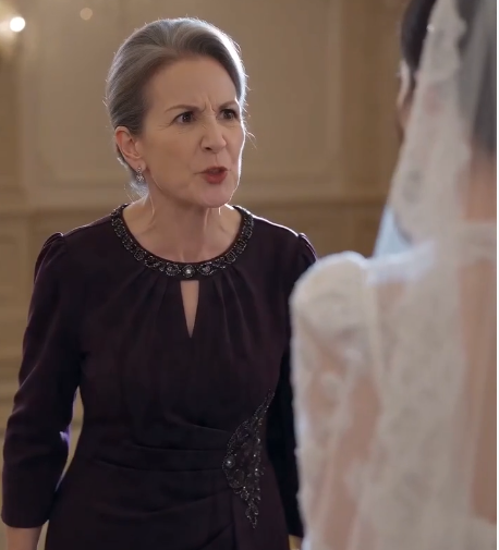 Then the venue manager bowed before the bride.