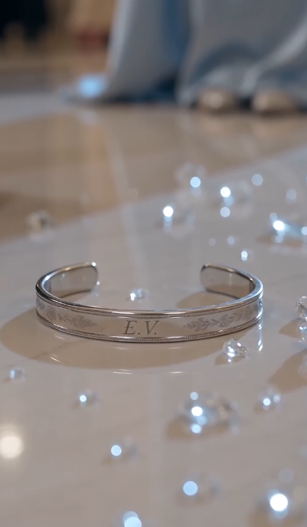 The Waitress's Bracelet Exposes a Billionaire Family's Darkest Secret
