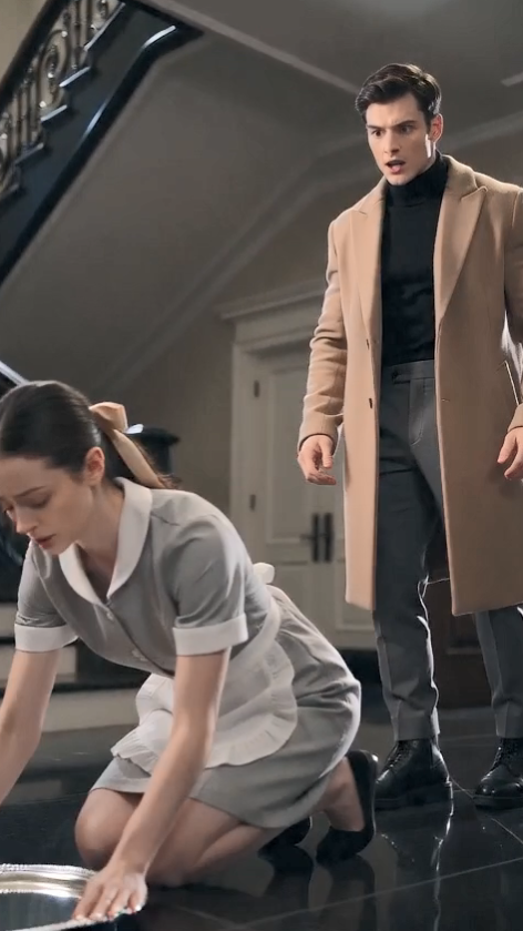 😱 🏛 THE BILLIONAIRE FROZE WHEN THE MAID APOLOGIZED... BECAUSE HE RECOGNIZED HER VOICE 💔