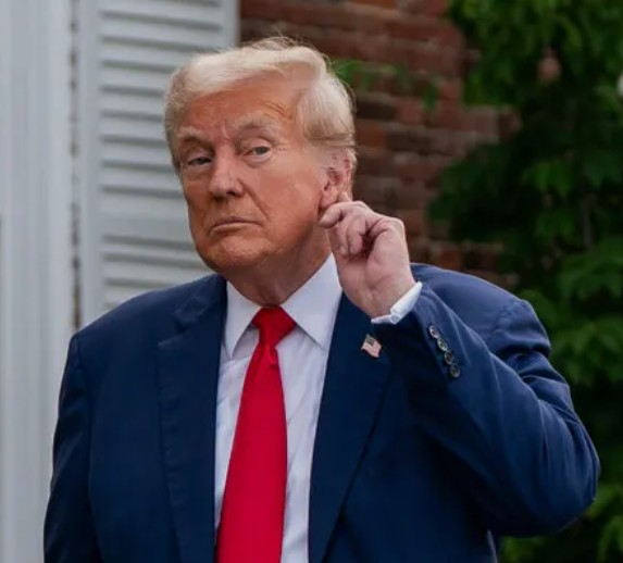 OMG: A Quiet Pause by Trump in Washington That Spoke Loudly