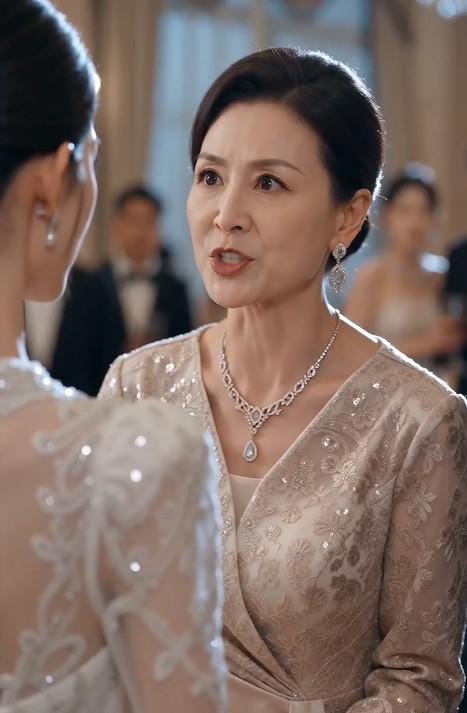 She tore the bride’s wedding dress… then the venue manager bowed to the bride.