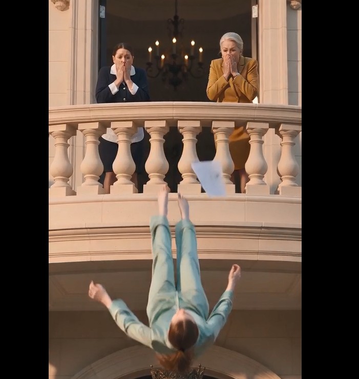 THE CRUEL MOTHER-IN-LAW PUSHED HER PREGNANT DAUGHTER-IN-LAW OVER THE MANSION RAILING… BUT WHEN THE LOYAL BUTLER CAUGHT HER AND CALLED 911, THE EVIL WOMAN STARTED TREMBLING.