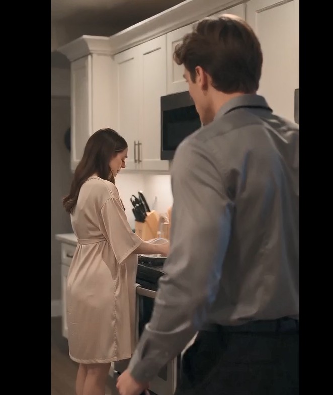 He came home at 10 PM and found his 8-month pregnant wife in tears, standing over a sink piled high with dirty dishes—while his family relaxed just a few steps away.