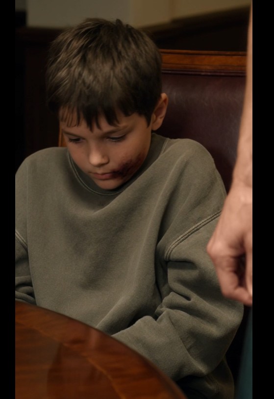 THE HOMELESS BOY TOOK THE HITS MEANT FOR HER SON… BUT WHAT HE REVEALED NEXT LEFT THE ENTIRE RESTAURRANT SPEECHLESS.