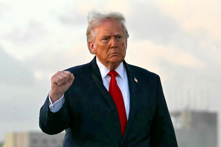 BREAKING: TRUMP SPOTTED WITH MYSTERIOUS FIGURE – A MEETING THAT COULD RESHAPE THE NATION'S FUTURE?