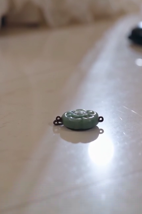 SHE TORE THE BRIDE’S WEDDING DRESS APART… THEN THE HIDDEN JADE PENDANT EXPOSED A DECADES-OLD FAMILY SECRET