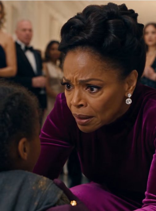 A Wealthy Woman Threw Water At Me And Called Me A Thief During A Manhattan Gala—Then My Necklace Fell Onto The Marble, And She Dropped To Her Knees.