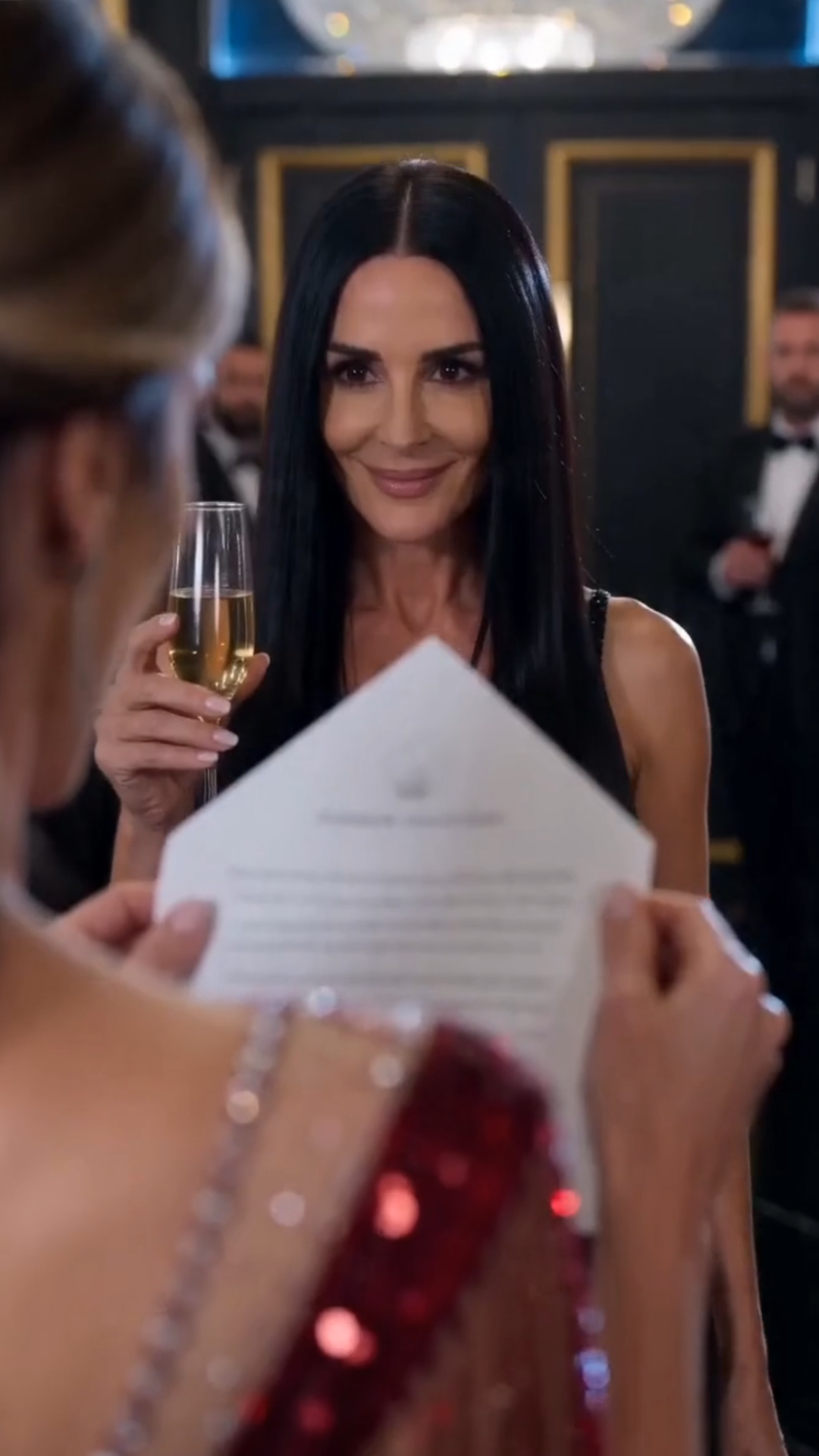 UNA EXCOFUNDADORA REGRESA A UNA GALA LUJOSA PARA EXPONER A SU SOCIA Y RECUPERAR TODO EN UNA NOCHE