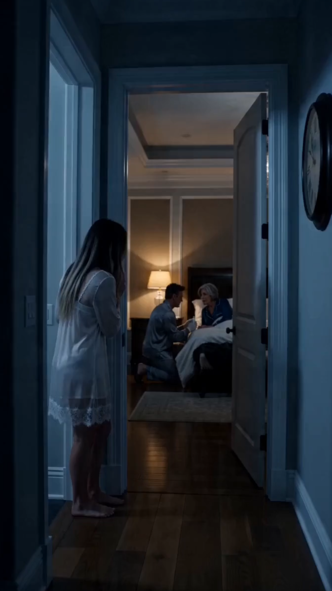 Cada noche mi esposo entraba en secreto en la habitación de su madre y permanecía allí hasta la mañana mientras me mentía constantemente: una noche no pude soportarlo más, lo seguí en silencio... y lo que vi esa noche destruyó por completo toda mi vida"