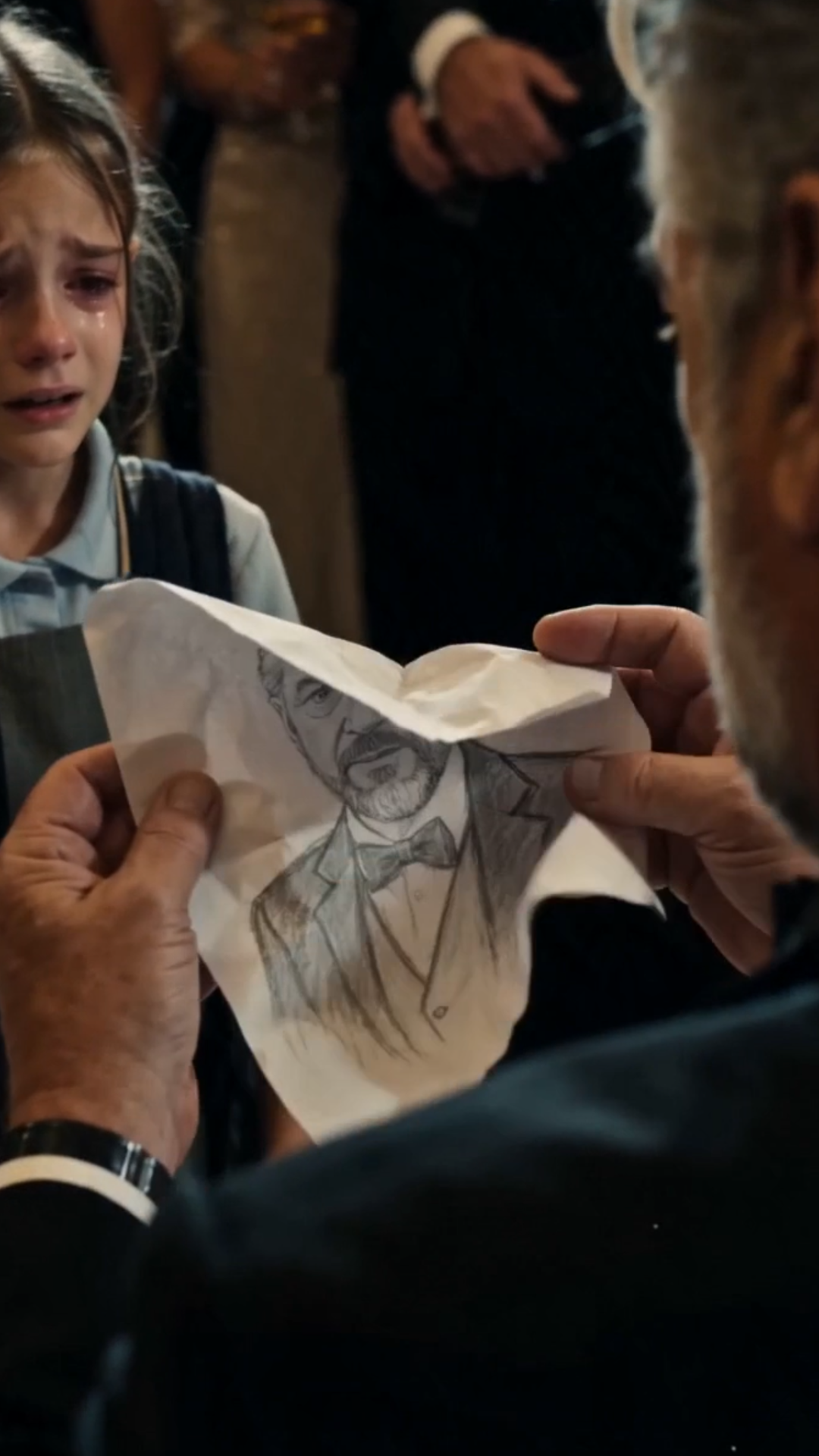 Prate 2 : **La Dueña de la Galería Humilló el Dibujo de una Mujer de la Limpieza… Entonces un Famoso Artista Reconoció el Secreto Oculto en Él**.