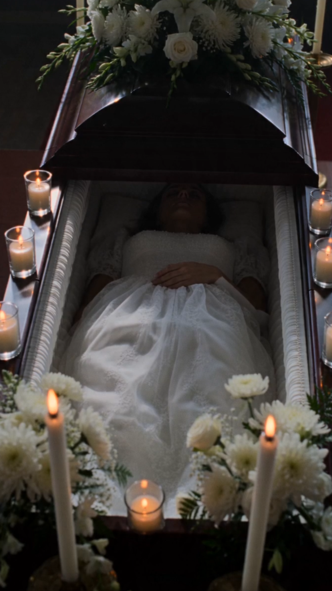 Mi hija embarazada estaba en un ataúd... y su esposo apareció como si fuera una celebración.