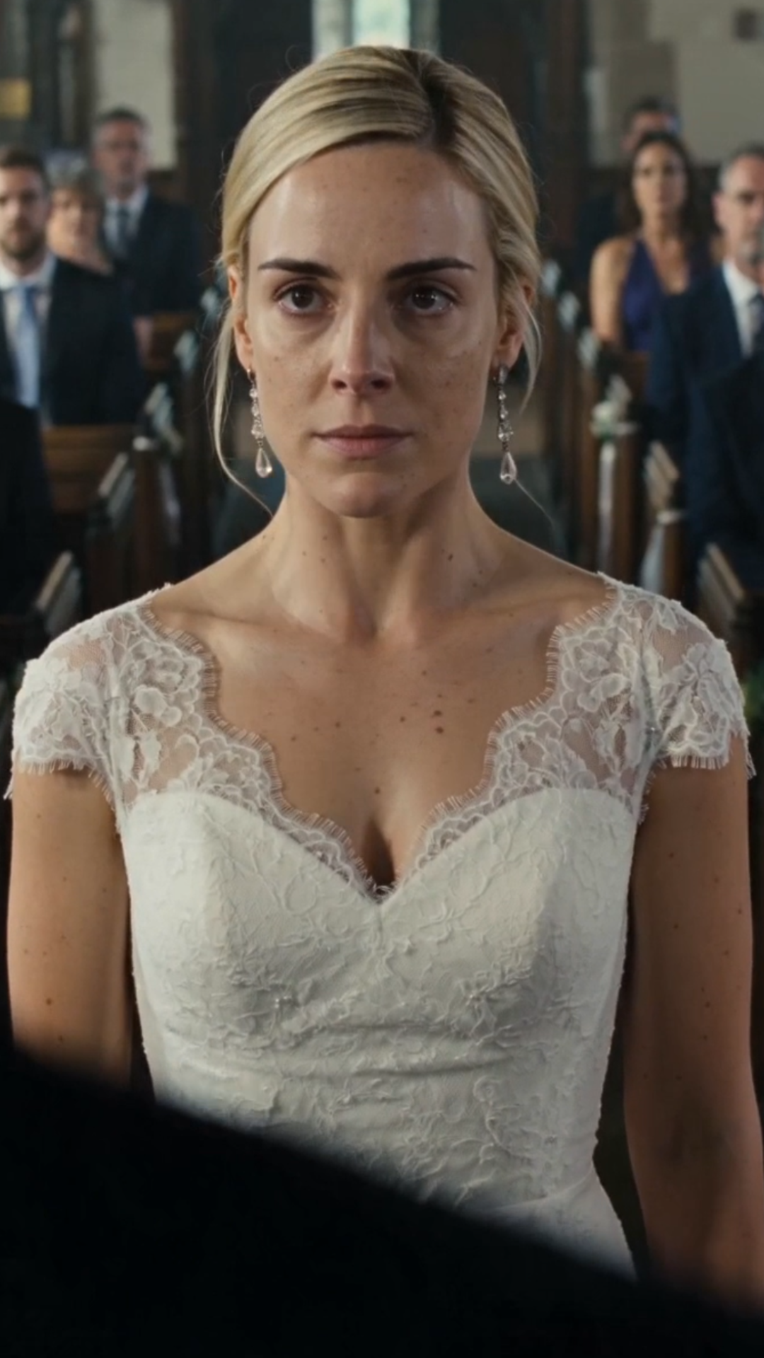 Estaba de pie con mi vestido de novia, a solo unos minutos de caminar hacia el altar, cuando el hombre que amaba me miró a los ojos y dijo: “Lo siento, pero no puedo casarme contigo. Mis padres están categóricamente en contra de una nuera tan pobre.”