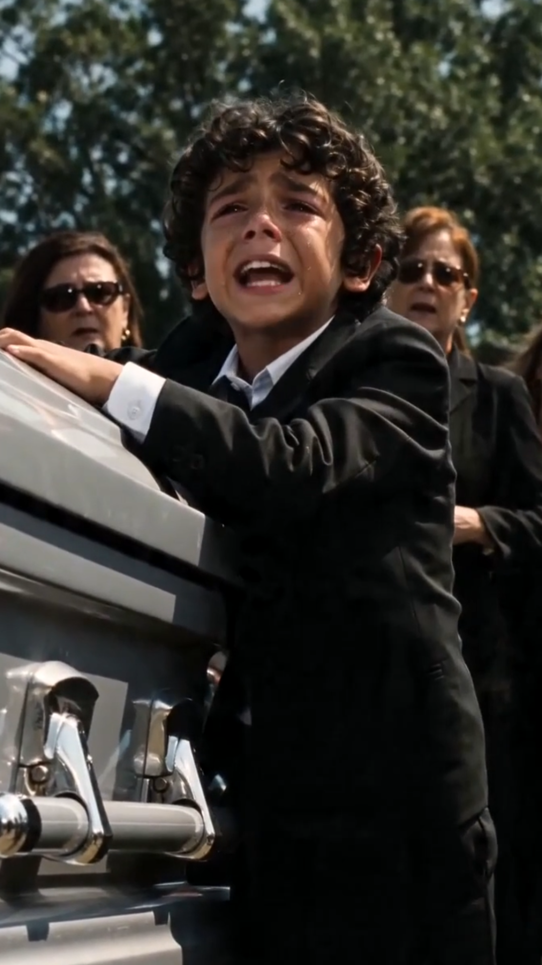 🎬 El Niño Interrumpió El Funeral Y Señaló A La Chica Dentro Del Ataúd. Lo Que Dijo Después Dejó A Todos Sin Palabras. 😨⚰️
