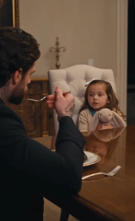 La hija de un empleado entregó una nota durante la cena del jefe, revelando un secreto que todos habían ocultado durante años.