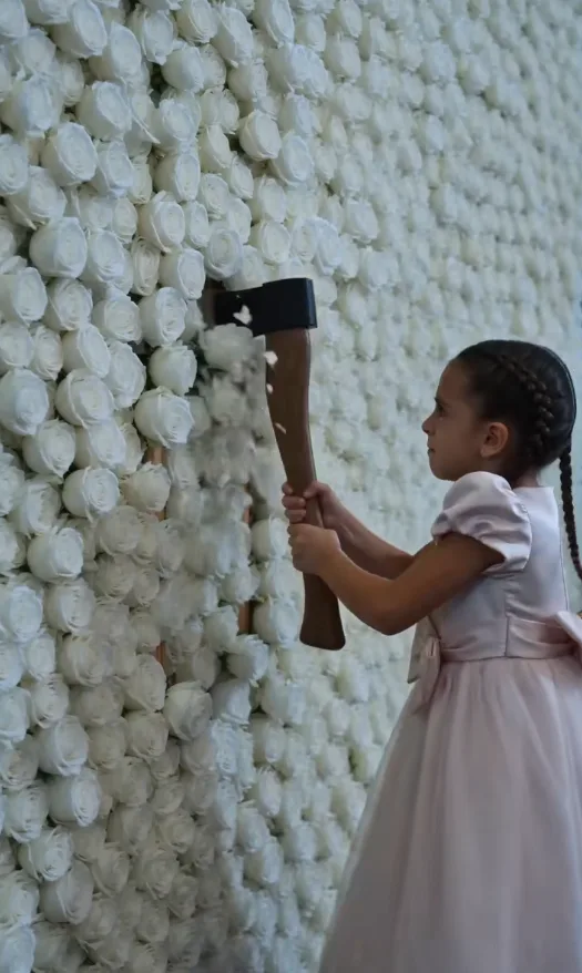 Una niña rompió el muro de flores de una boda y descubrió a su madre secuestrada, mientras la novia falsa ocultaba un rostro, una identidad y un secreto familiar terrible.