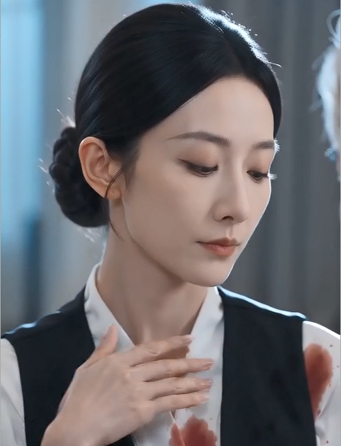The ballroom froze.  “Madam Chairwoman… please forgive us.”  Those words from the senior executive spread through the crowd like a shockwave. No one moved. No one even breathed properly.