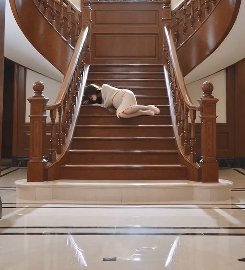 The pregnant woman fell down the staircase. But the one who pushed her was the one in tears.The crash echoed through the mansion. "You destroyed my life!"