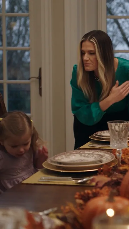 Ma belle-sœur a giflé ma fille de cinq ans à Thanksgiving, l’a traitée de peste et s’attendait à ce que je me taise ; mais lorsque j’ai passé un simple coup de fil depuis le perron glacial, le monde parfait de toute sa famille a commencé à s’effondrer.