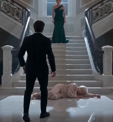 The little maid’s daughter saw what the billionaire’s fiancée did at the top of the stairs