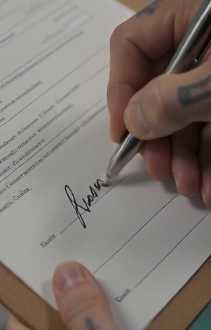 💔MY HUSBAND ABANDONED ME AND OUR NEWBORN AT THE HOSPITAL—THEN A TATTOOED STRANGER SIGNED THE “FATHER” LINE… AND REVEALED THE SECRET THAT BROUGHT MY EX-HUSBAND TO HIS KNEESs