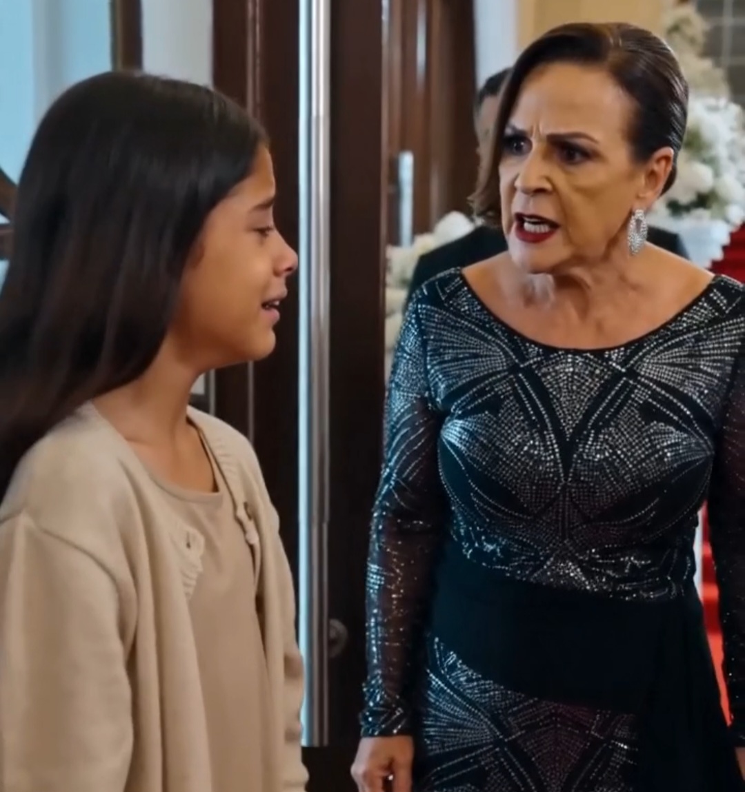 Essa garota simples interrompeu o casamento de luxo, mas as palavras do noivo deixaram a noiva sem chão