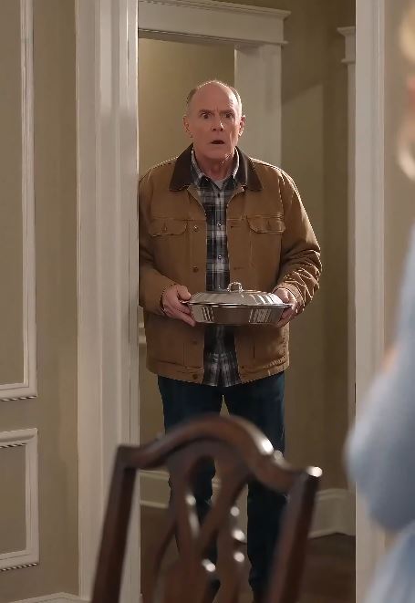 An eight-month pregnant woman receives a cruel slap at a tense dinner. As she clutches her burning cheek, the doorway shadow shifts. Her father appears, witnessing everything in absolute silence. The true nightmare of the night has just begun.