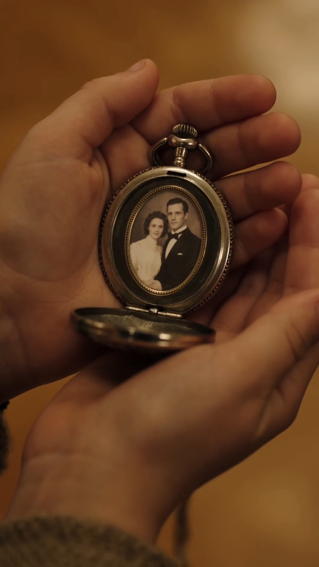 “The Locket That Told the Truth”