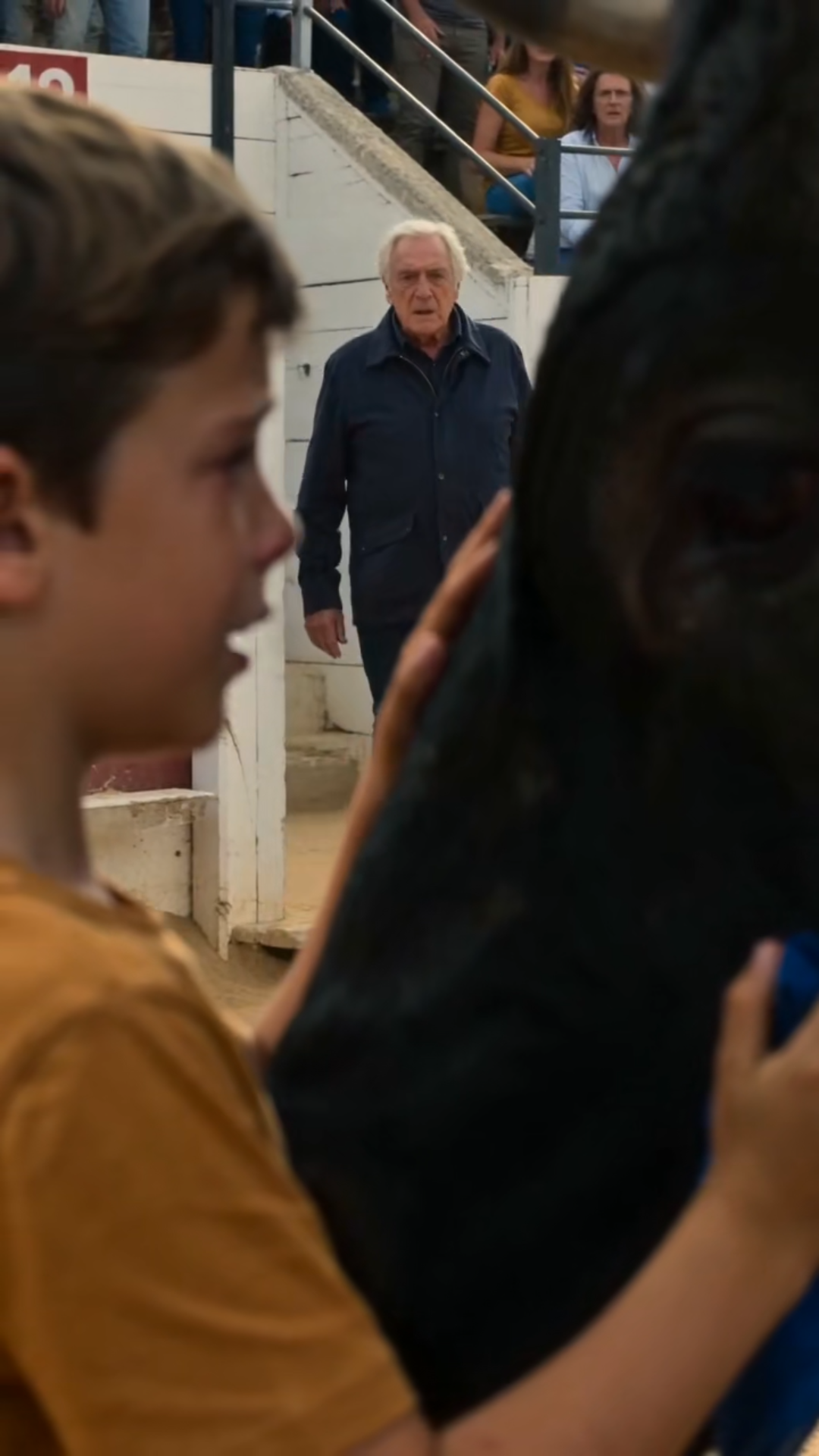 Le garçon que le taureau a refusé de blesser — puis un secret de famille a bouleversé toute l'arène
