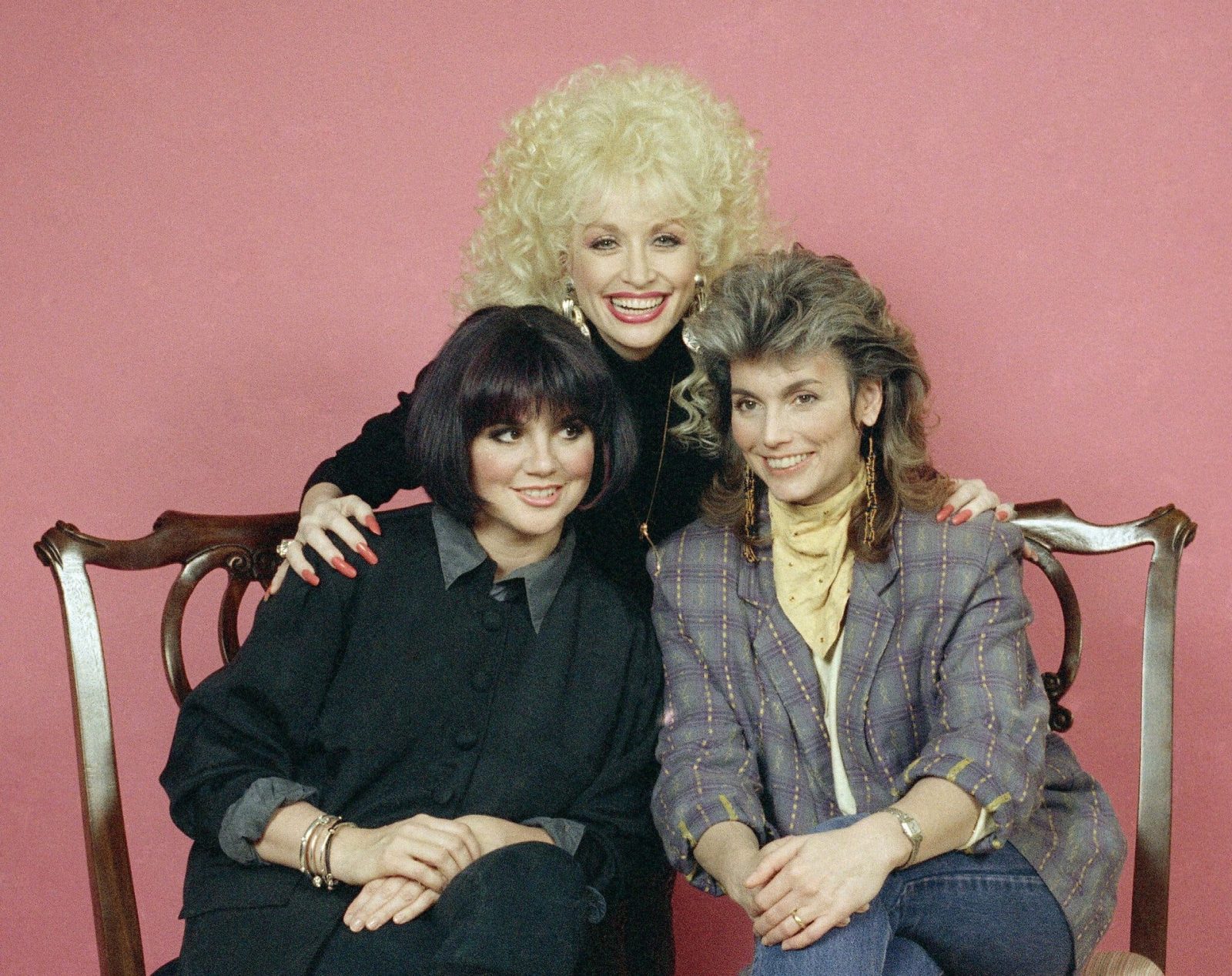 Beyond the Harmony: The Remarkable Friendship Behind One of Country Music’s Most Beautiful Moments
