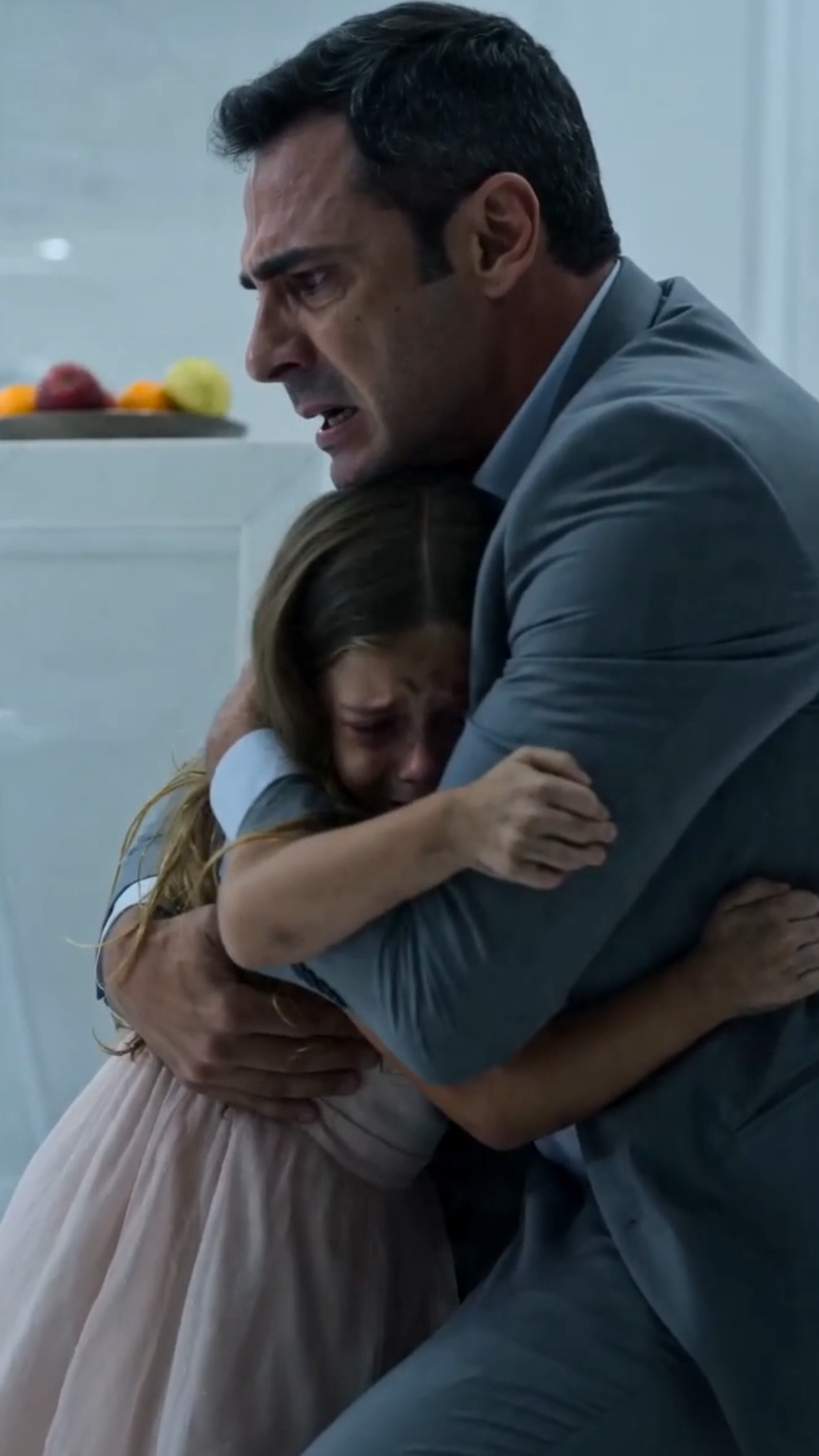 ELE CHEGOU CEDO EM CASA… E ENCONTROU A FILHA COMENDO DA TIGELA DO CACHORRO