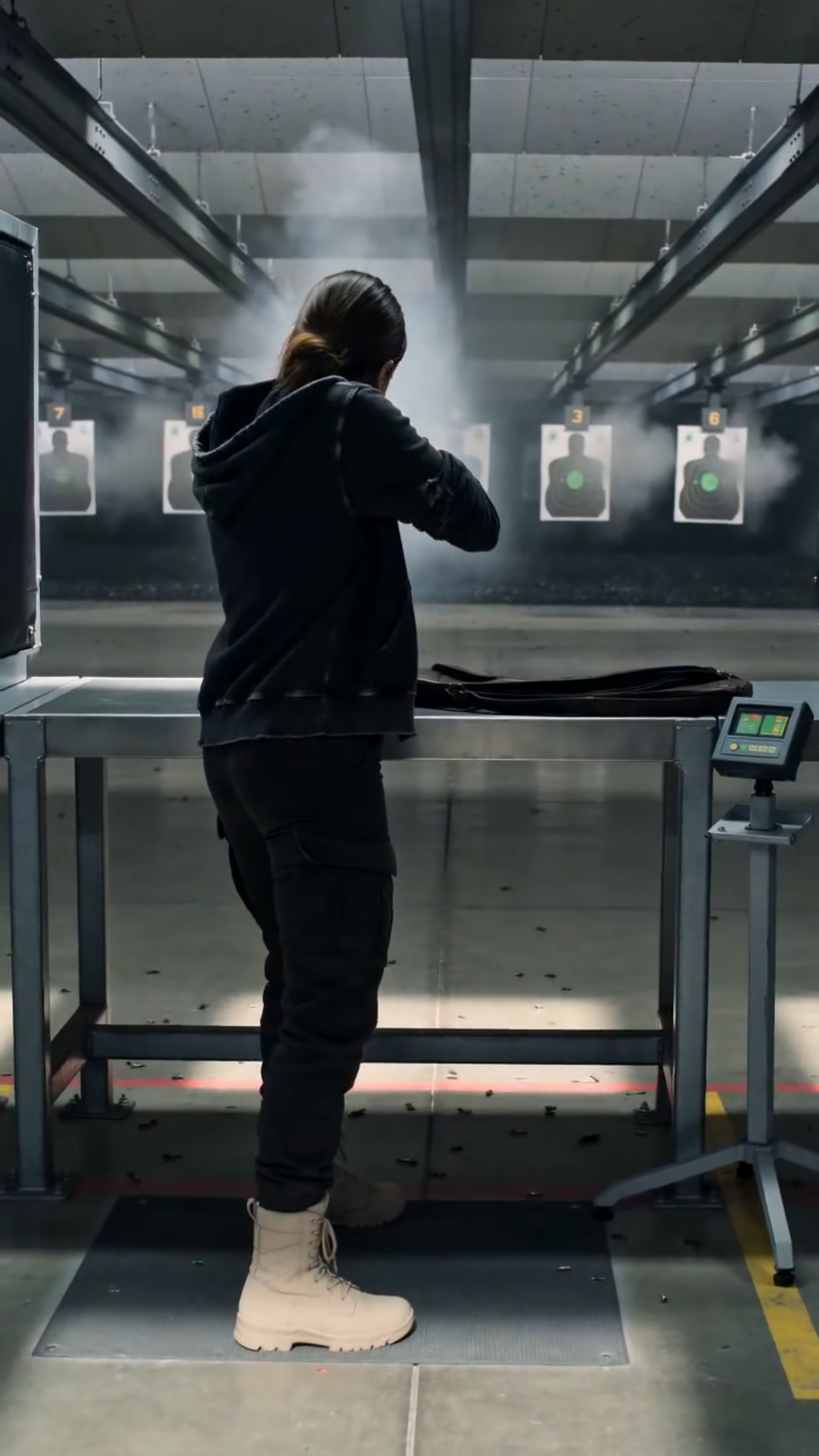 Todos Se Burlaron De La Chica Del Rifle Viejo… Hasta Que Vieron La Marca En Su Muñeca
