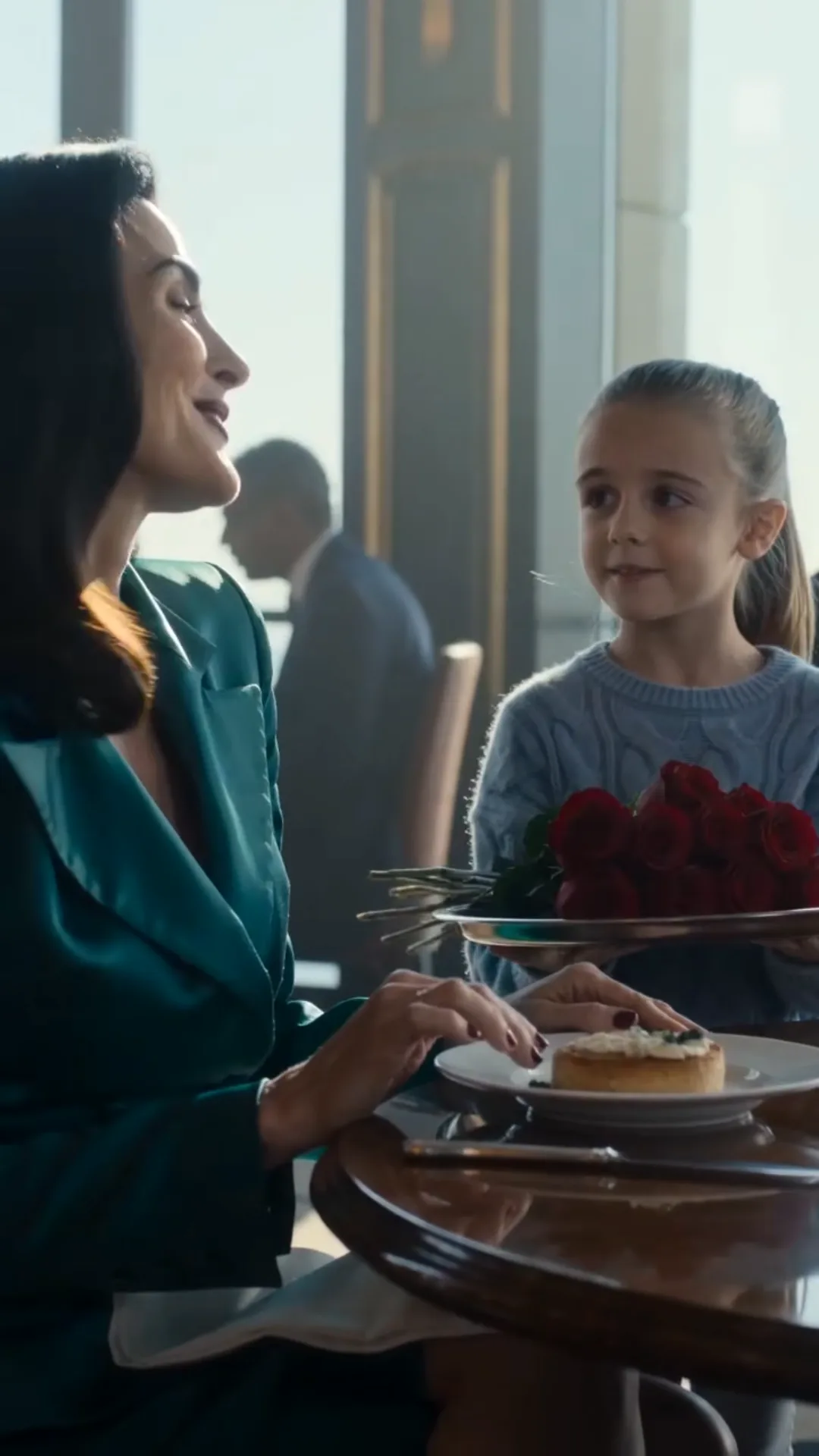 Elle Vendait Simplement une Rose… Jusqu’à ce qu’Elle Reconnaisse la Bague de Sa Mère