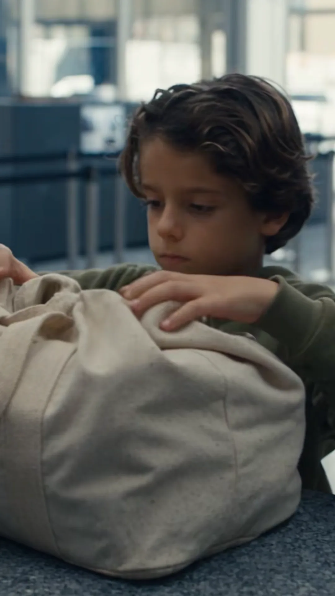 Un garçon de 7 ans entre seul dans une banque avec un sac rempli d’argent — puis il prononce le nom de sa mère