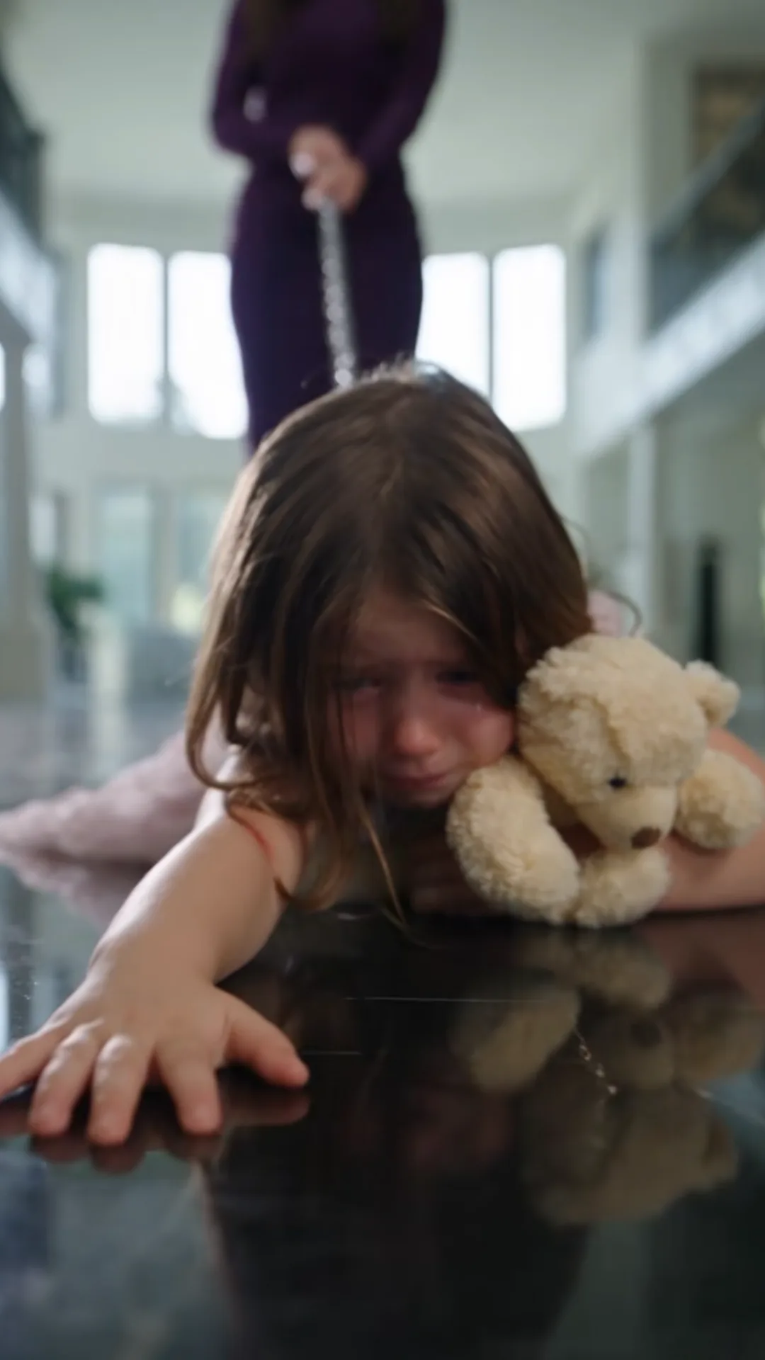 Il rentre chez lui et trouve sa fille attachée au sol — puis sa femme prononce un mensonge impardonnable