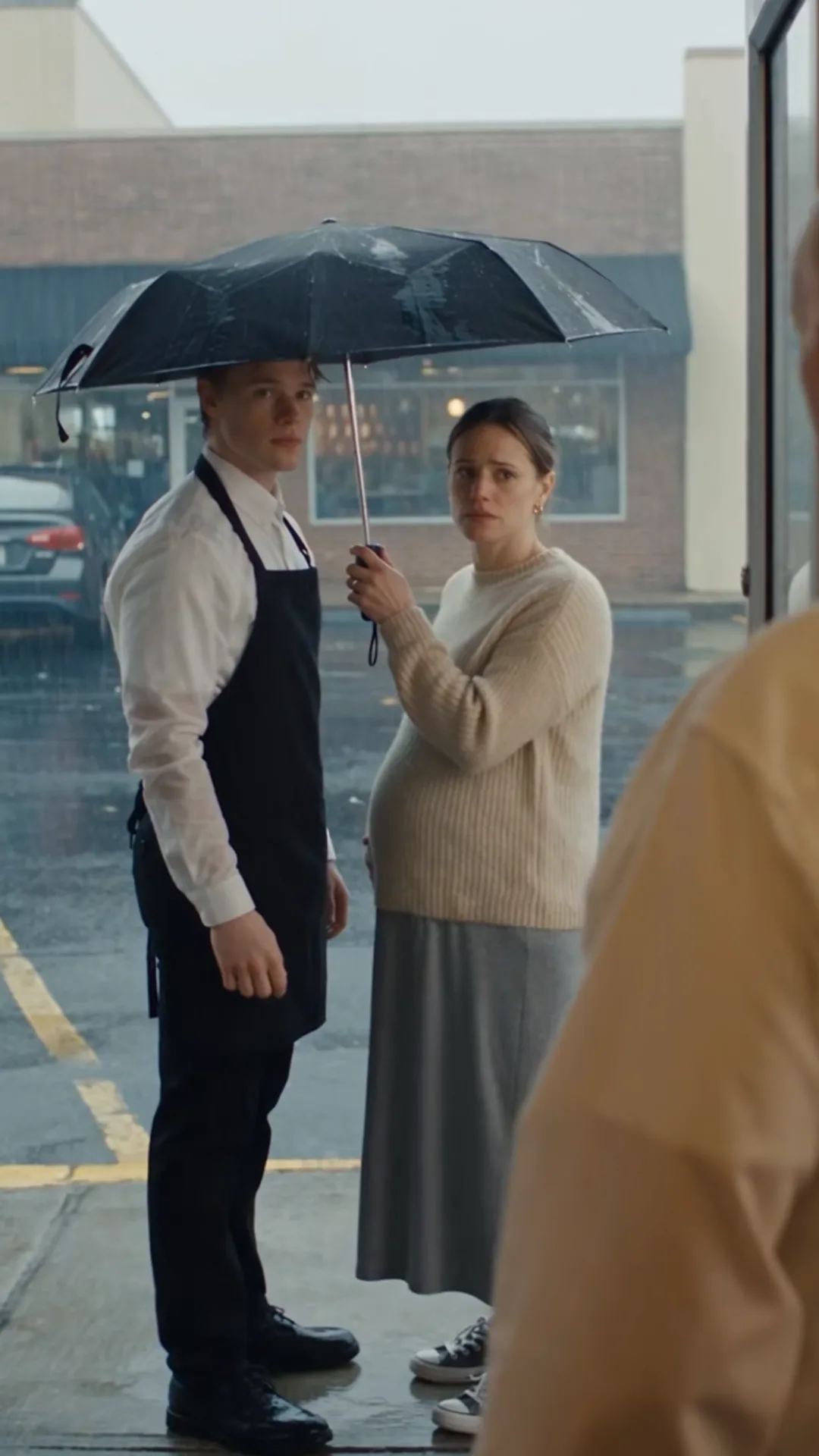 Il donne son seul parapluie à une femme enceinte et perd son travail — puis elle passe un appel mystérieux