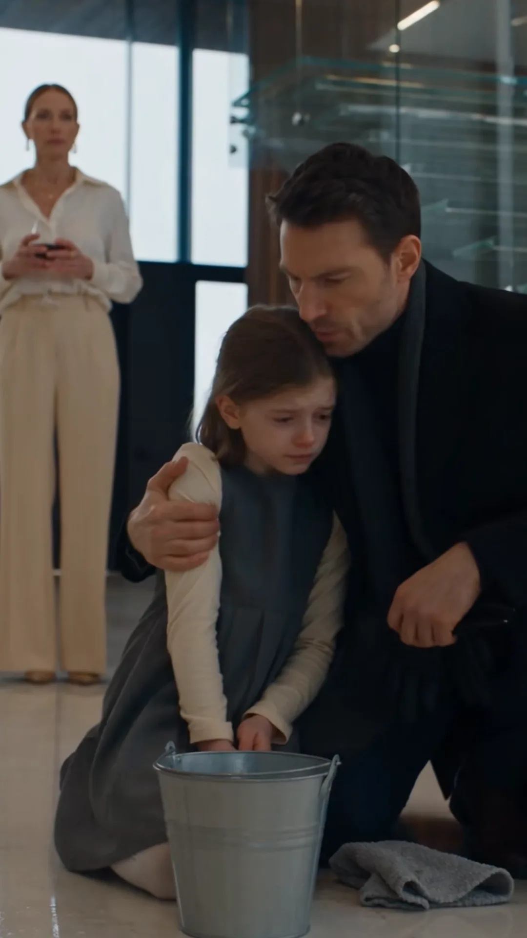 Il voit sa fille habillée comme une domestique — puis passe un appel que Vivian redoute immédiatement