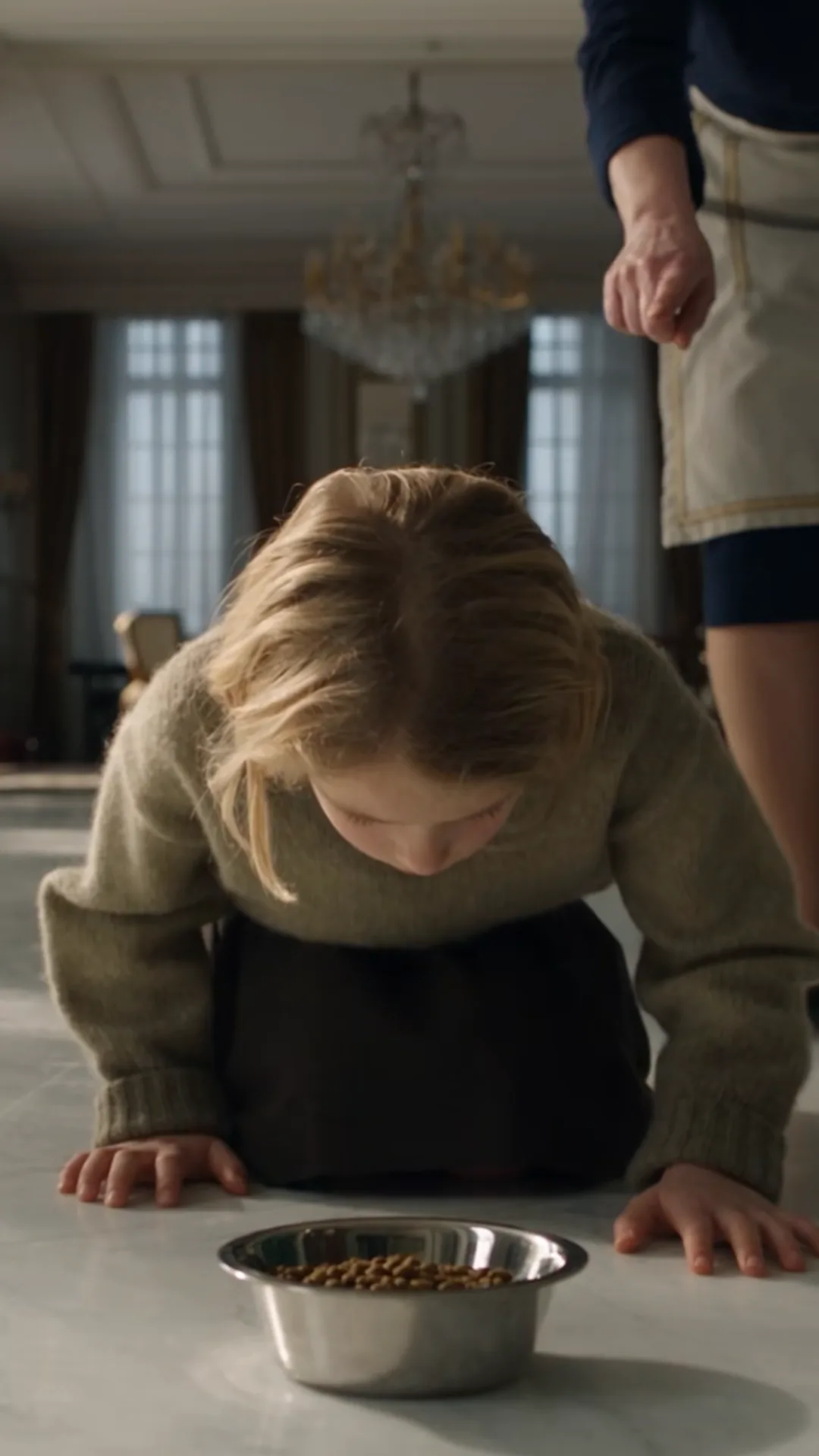 Vanessa pose un bol pour animaux devant une petite fille — puis aperçoit le bracelet qu’elle n’aurait jamais dû reconnaître