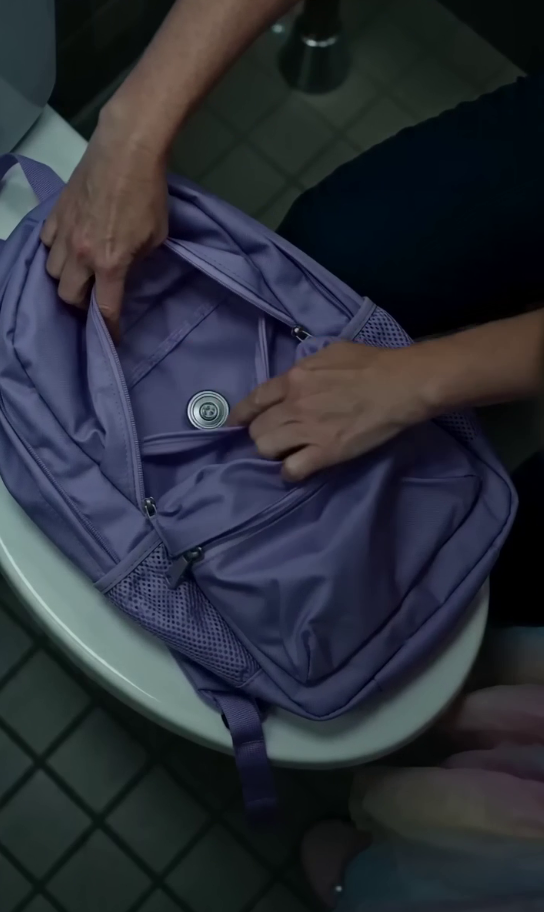 “El Día en que una Niña Descubrió el Secreto en su Mochila… y la Familia Nunca Volvió a Ser la Misma”