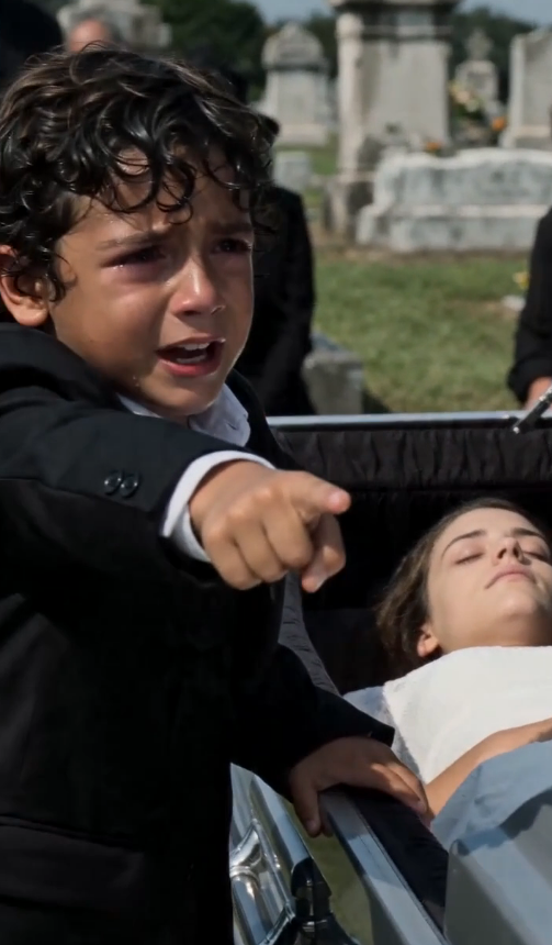 EL NIÑO GRITÓ EN EL FUNERAL… “NO LA ENTIERREN, ELLA ABRIÓ LOS OJOS”