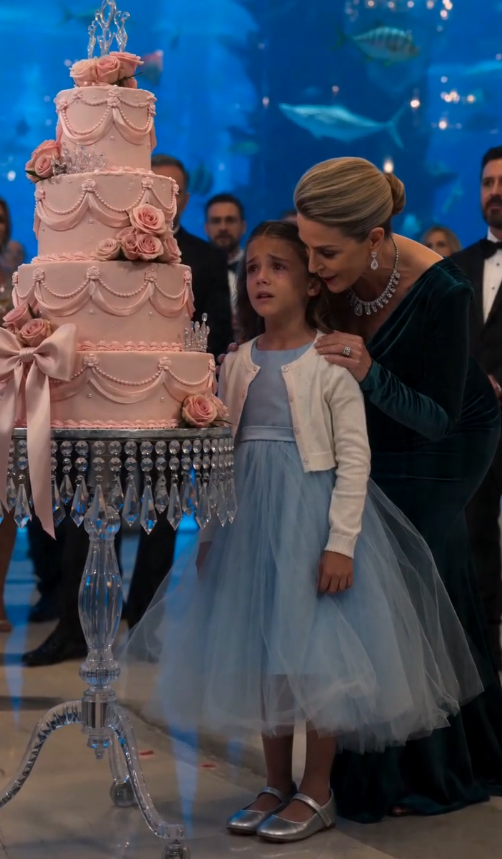 La Niña a la que Casi Echaron del Salón… Era la Hija Secreta de la Anfitriona