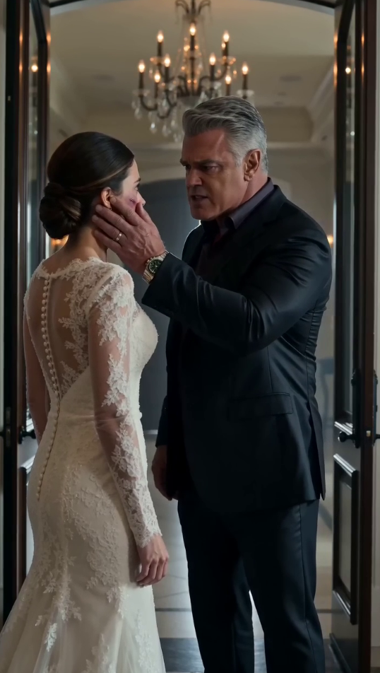 Pensó que podía golpear a su esposa delante de todos… hasta que la verdad entró por la puerta.