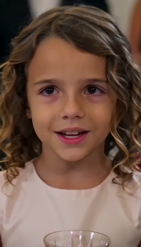 La Niña Que Derramó Jugo Sobre un Vestido de Millones… Y Reveló Que Era la Dueña del Lugar
